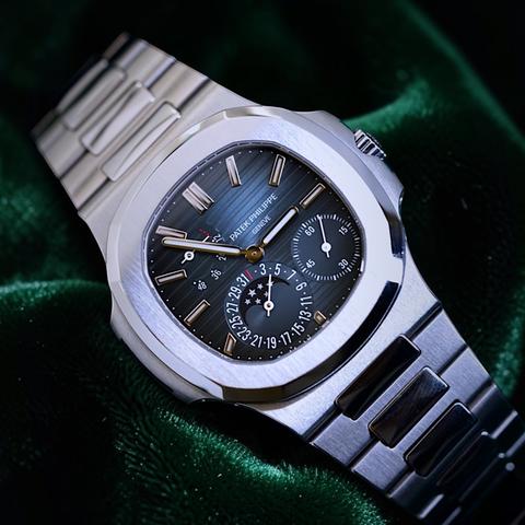 Patek Philippe Nautilus DUTY FREE FULL SET 5712 Moonphase Discontinued Blue MINT